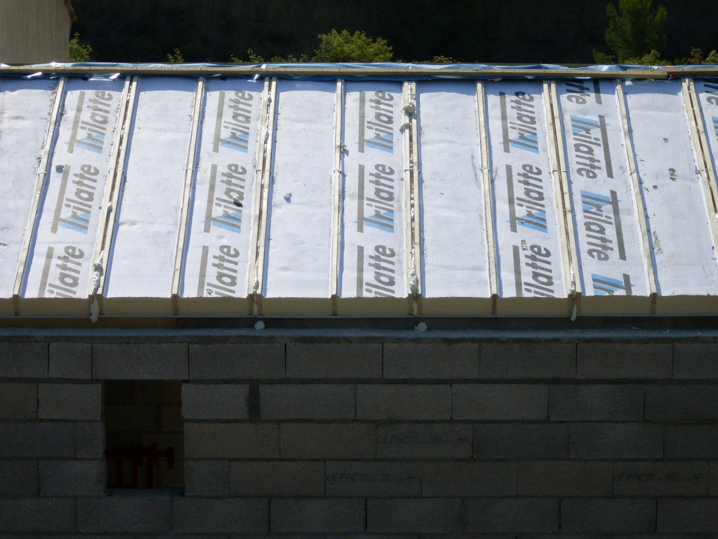 Rénovation de toiture pose de panneaux sandwich isolants